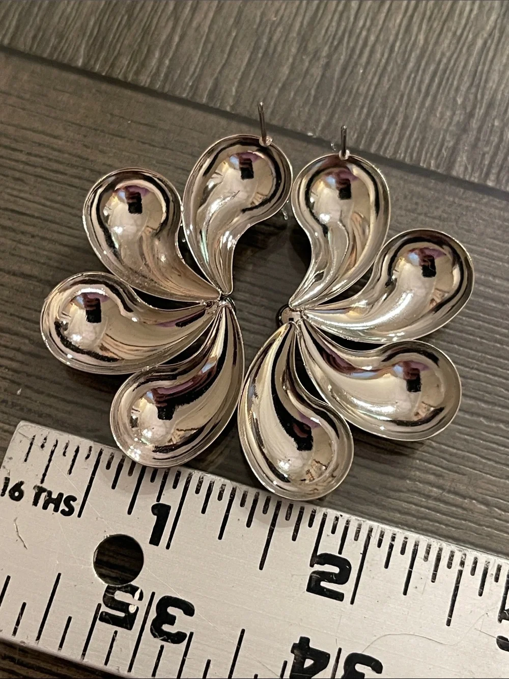 Vintage High-polished, Abstract Teardrop Petal Fan Earrings - Retro Modern Style
